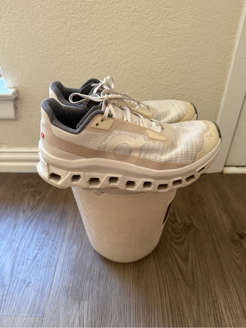On Cloud Running Womens Shoes